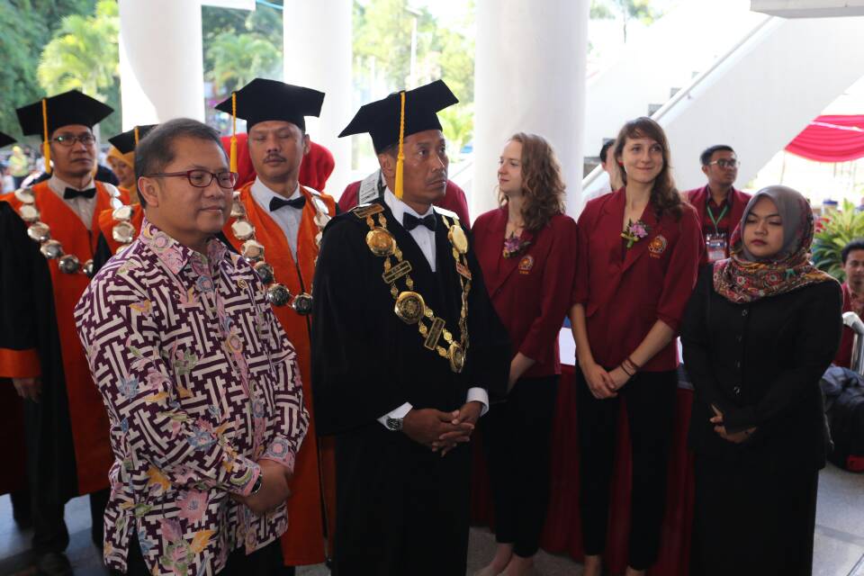 SEBANYAK 1255 lulusan UMM, hari ini (20/5) dikukuhkan dalam gelaran Wisuda ke-84 di UMM Dome. Wisuda